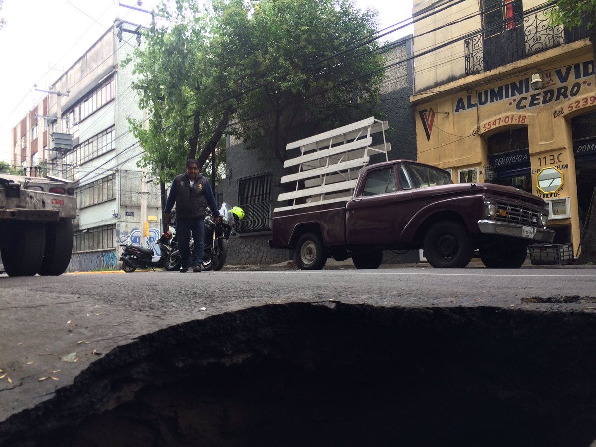 10 de julioCerrada la calle de cedro por socavón del eje 1 Nte a soriana ines Sta María la Ribera @retioDF @ApoyoVial @riber